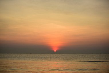 Deniz kenarında parlak gün batımı, renkli doğa..