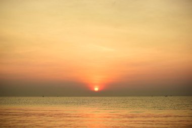 Deniz kenarında parlak gün batımı, renkli doğa..