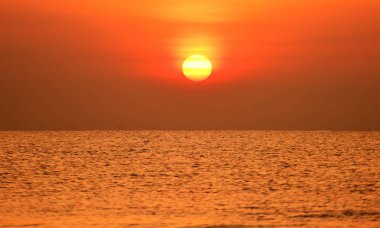 Deniz kenarında parlak gün batımı, renkli doğa..