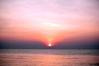 Deniz kenarında parlak gün batımı, renkli doğa..