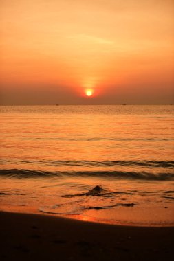 Deniz kenarında parlak gün batımı, renkli doğa..