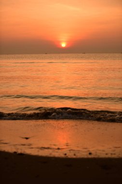 Deniz kenarında parlak gün batımı, renkli doğa..
