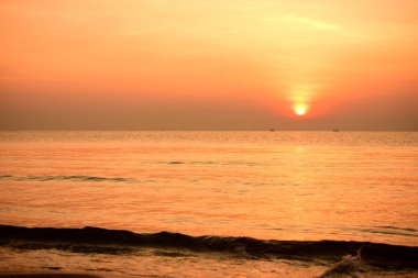 Deniz kenarında parlak gün batımı, renkli doğa..