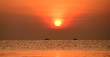 Deniz kenarında parlak gün batımı, renkli doğa..