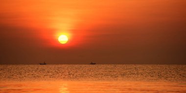 Deniz kenarında parlak gün batımı, renkli doğa..