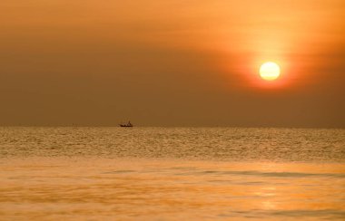 Deniz kenarında parlak gün batımı, renkli doğa..