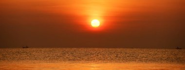 Deniz kenarında parlak gün batımı, renkli doğa..