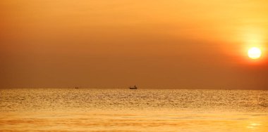 Deniz kenarında parlak gün batımı, renkli doğa..