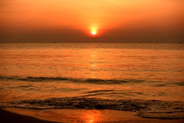 Sabah kumsalda güneş doğuyor.