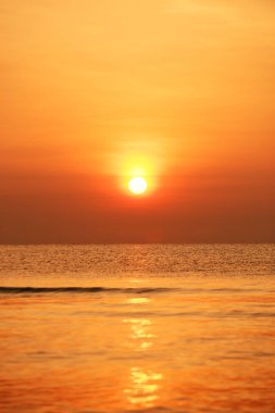 Deniz kenarında parlak gün batımı, renkli doğa..