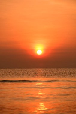 Deniz kenarında parlak gün batımı, renkli doğa..