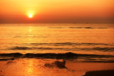 Deniz kenarında parlak gün batımı, renkli doğa..