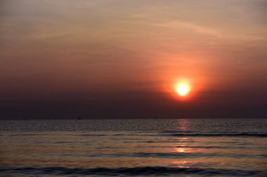 Deniz kenarında parlak gün batımı, renkli doğa..
