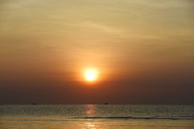 Deniz kenarında parlak gün batımı, renkli doğa..