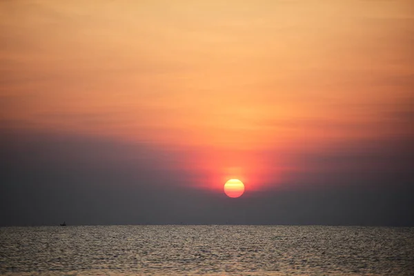 Puesta Sol Brillante Orillas Del Mar Naturaleza Colorida — Foto de Stock