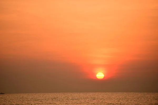 Puesta Sol Brillante Orillas Del Mar Naturaleza Colorida — Foto de Stock