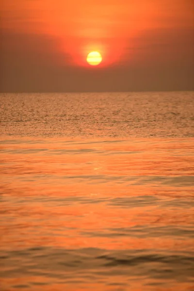 Puesta Sol Brillante Orillas Del Mar Naturaleza Colorida — Foto de Stock