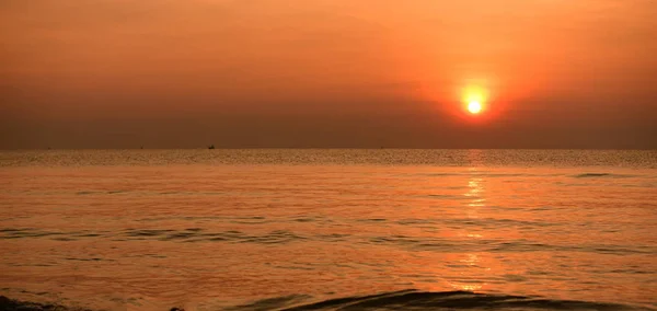 Puesta Sol Brillante Orillas Del Mar Naturaleza Colorida — Foto de Stock