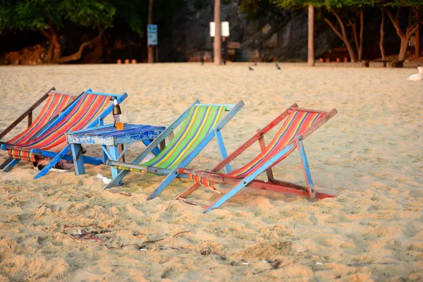 Cadeiras Lounge Coloridas Listradas Praia — Fotografia de Stock