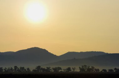 Ayında en yüksek ararken bir görünümünü gökten, sis, Dağ Manzaralı sabah şafak önce. Sunrise yüksek tepe sabah.