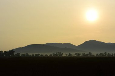 Ayında en yüksek ararken bir görünümünü gökten, sis, Dağ Manzaralı sabah şafak önce. Sunrise yüksek tepe sabah.