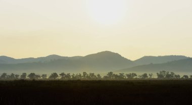 Güzel gökyüzü ve altın bulutlar. Ve dağ Güneş doğmadan önce. Sabah erkenden. Güneşin doğuşunu tepenin üstünden