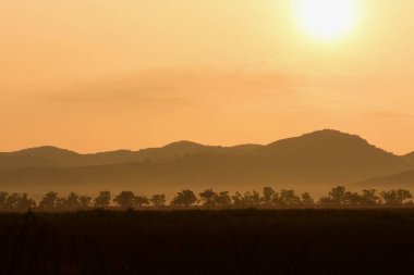Dağlarda güzel turuncu gün batımı