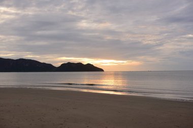 Gün batımında güzel deniz manzarası 