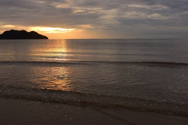 Gün batımında güzel deniz manzarası 
