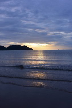 Gün batımında güzel deniz manzarası 