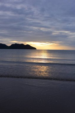 Gün batımında güzel deniz manzarası 