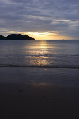 Gün batımında güzel deniz manzarası 