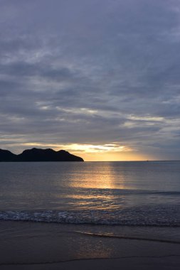Gün batımında güzel deniz manzarası 