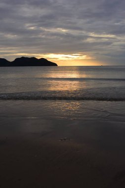 Gün batımında güzel deniz manzarası 