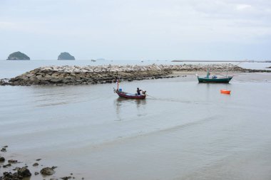 Balıkçı tekneli deniz kıyısı