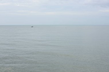 Bulutlu bir günde deniz manzarası