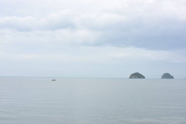 Bulutlu bir günde deniz manzarası
