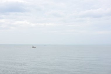 Bulutlu bir günde deniz manzarası
