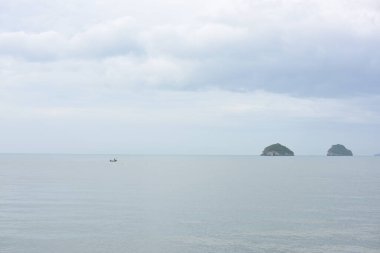 Bulutlu bir günde deniz manzarası