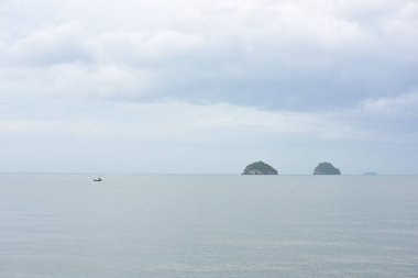 Bulutlu bir günde deniz manzarası