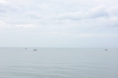 Bulutlu bir günde deniz manzarası