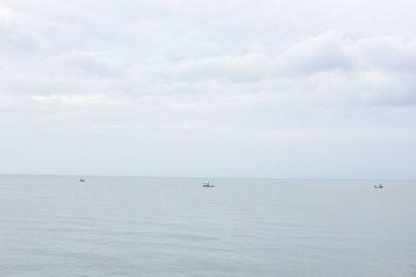 Bulutlu bir günde deniz manzarası