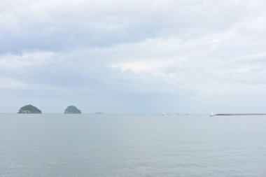 Bulutlu bir günde deniz manzarası