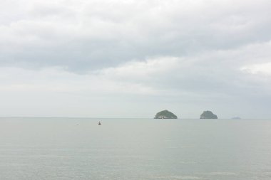 Bulutlu bir günde deniz manzarası