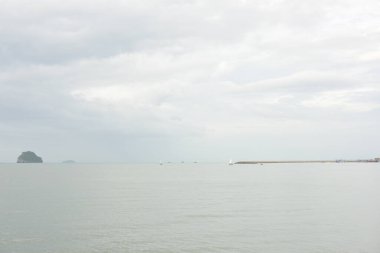 Bulutlu bir günde deniz manzarası