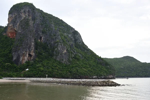 Vackert Landskap Gröna Klippiga Berg Havskusten — Stockfoto