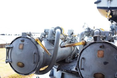 Eski savaş gemisinin topçu ateş tüplerinin yakın çekim fotoğrafları.