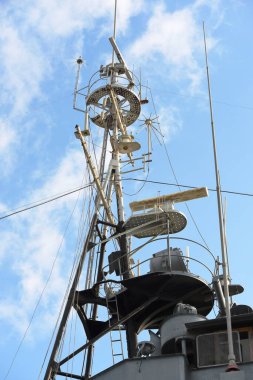 Bulutlu gökyüzünün arka planına sahip geminin bir kısmı