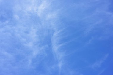 Beyaz bulutlu mavi gökyüzü