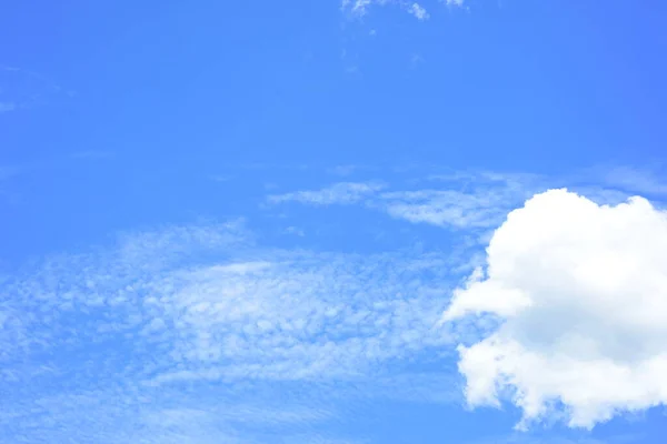 Cielo Azul Con Nubes Blancas —  Fotos de Stock